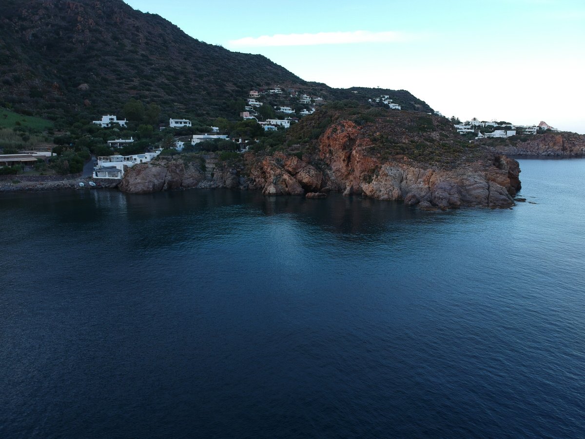 Una vista aerea delle isole Eolie, con barche a vela che solcano le sue acque