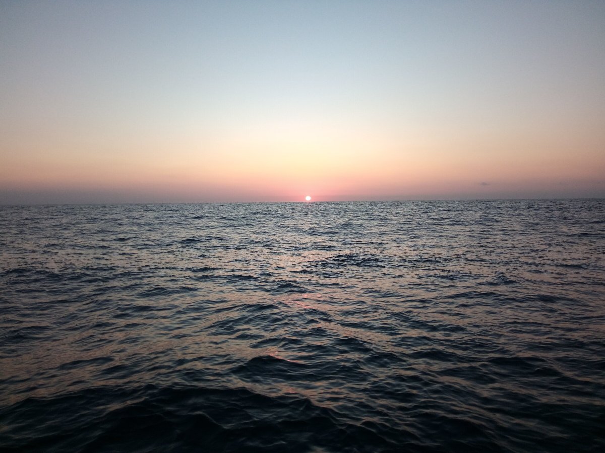 Genieße die Schönheit des Meeres - Segelboot im Sonnenuntergang