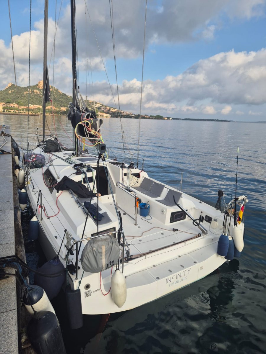 Una persona observa el horizonte desde un barco
