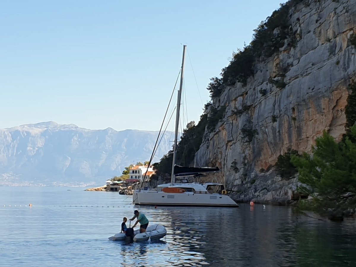 Explora las islas y pueblos pintorescos de Croacia en un crucero en barco