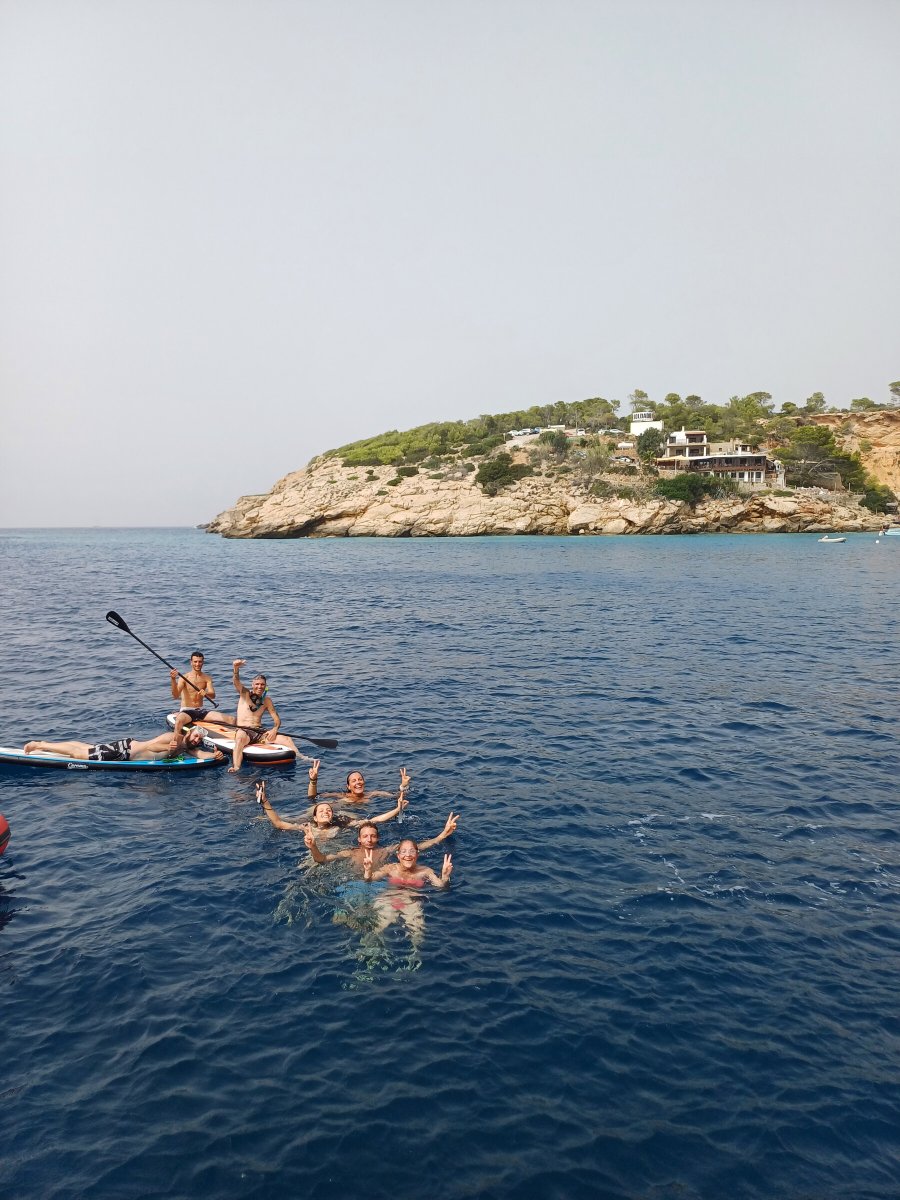 Segeln in den blauen Gewässern von Mallorca