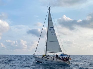 Escapada de fin de semana en velero por la costa catalana desde Vilanova