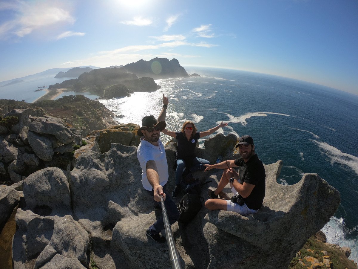 Katamaran, der durch die Inseln des Atlantischen Nationalparks segelt