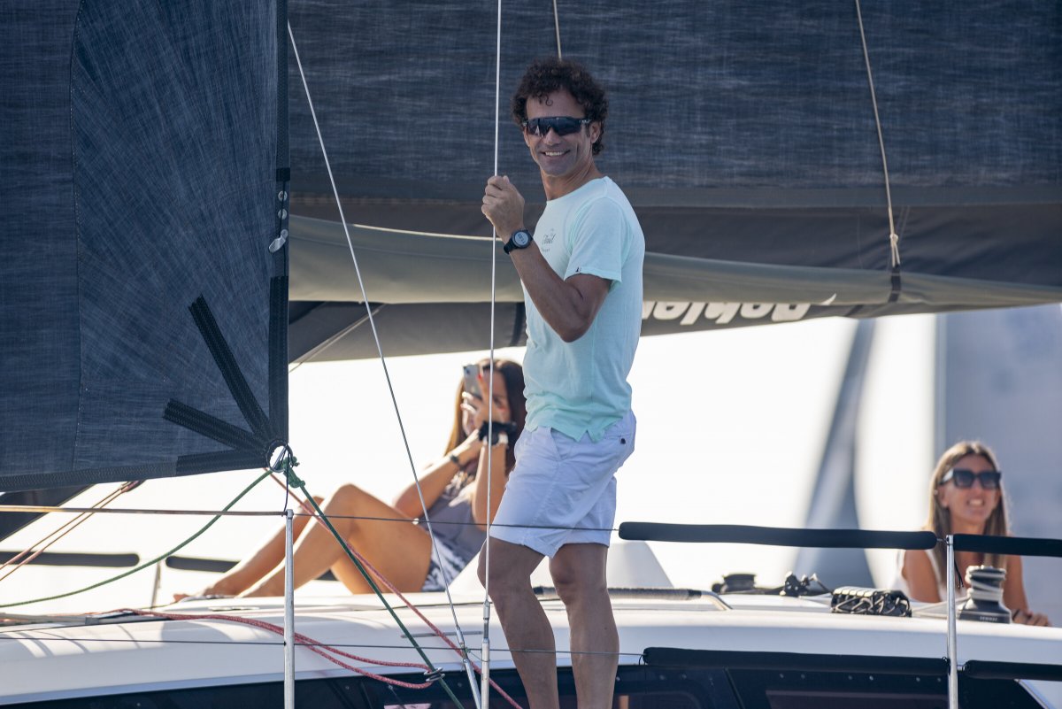 Barco de vela en el mar Mediterráneo