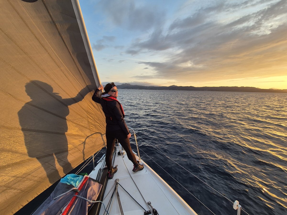 Ein Boot bricht durch die Wellen im Meer
