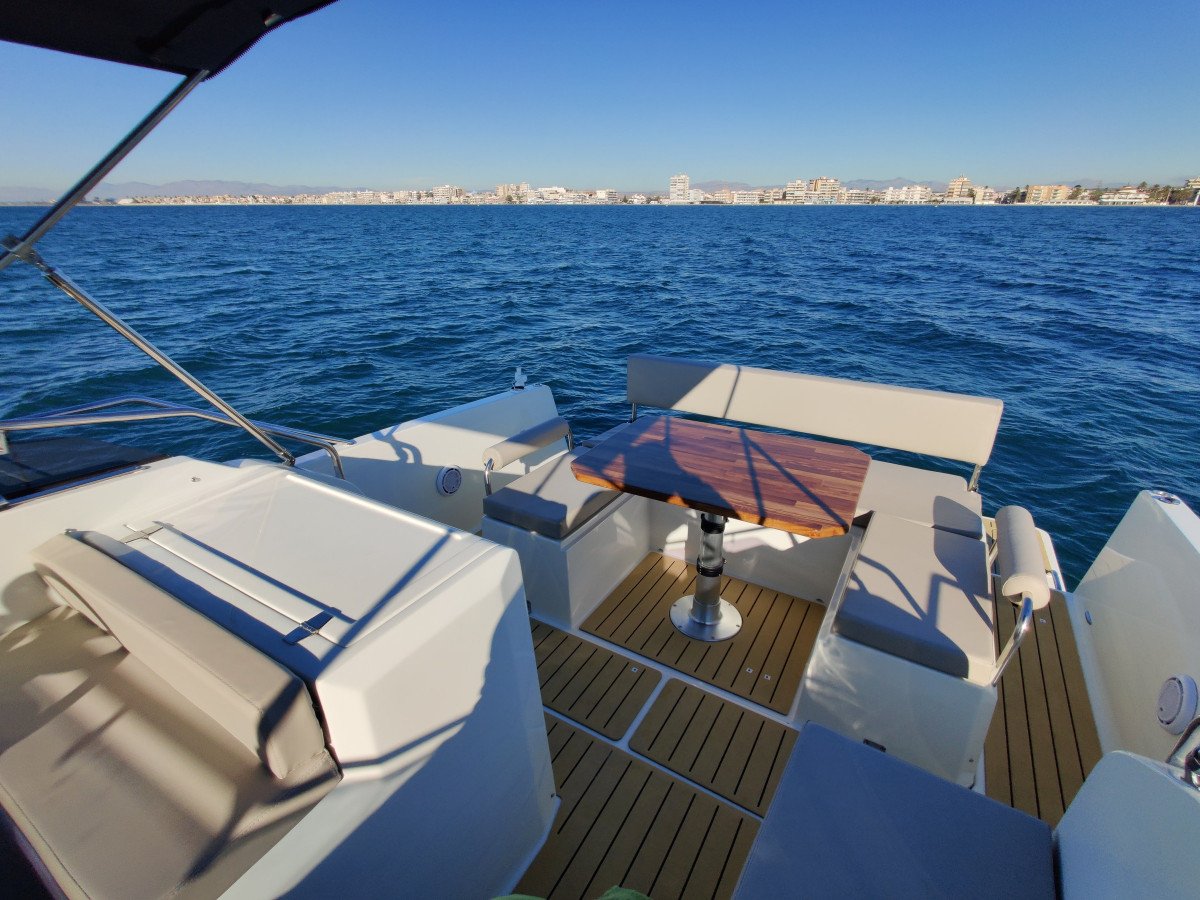 Barco a motor - Nuva Yachts - 2 cabinas