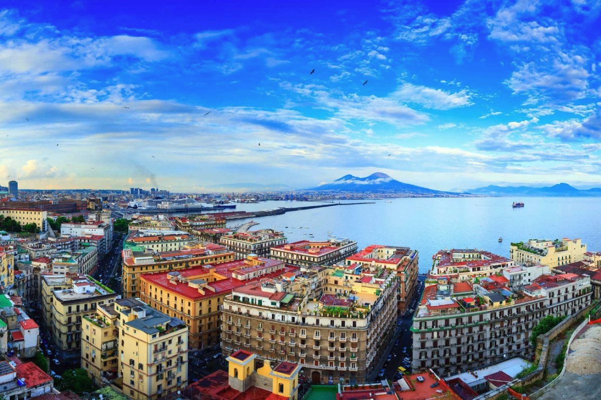 Segeln entlang der Küste der Insel Capri in einem Katamaran mit atemberaubender Aussicht