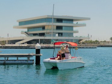 Mieten Sie einen Katamaran für 2 Stunden ohne Segelschein in Valencia
