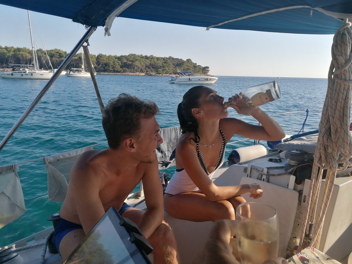 Barca a vela che passa attraverso le acque azzurre di Ibiza