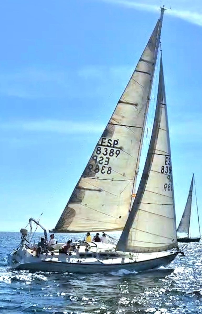 Von Hafen von Santa Pola aus werden Sie eine Segelkreuzfahrt machen.
