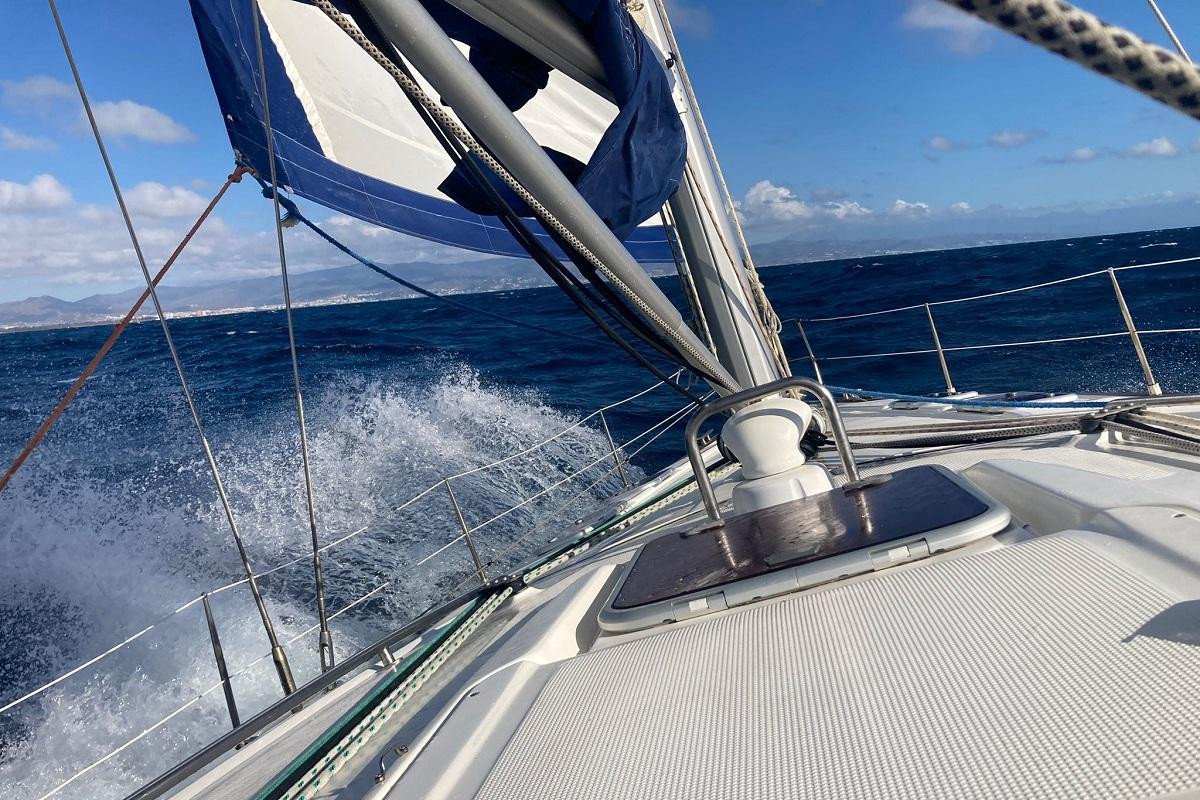 Una embarcación a la deriva en el mar, en un día soleado y azul