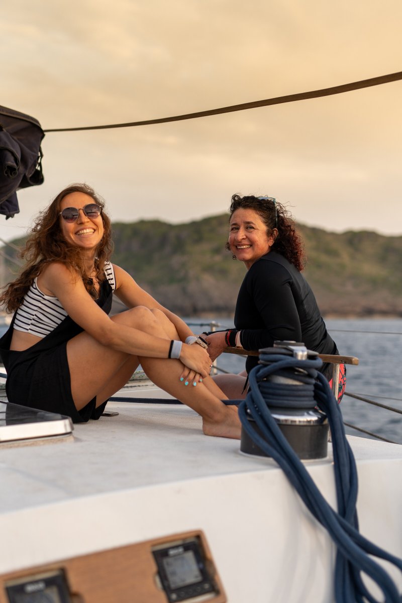 Barcos de navegación entre las islas del archipiélago