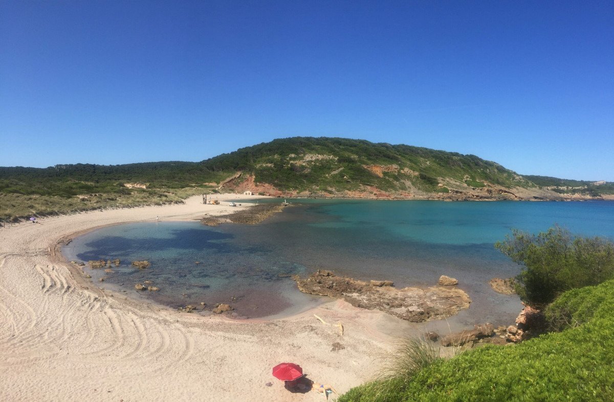 Explorar la costa de Menorca en velero