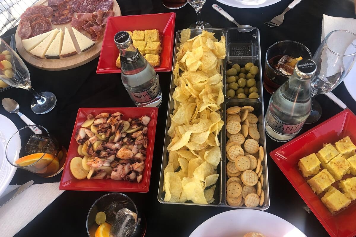 Paseo en barco con comida en Barcelona