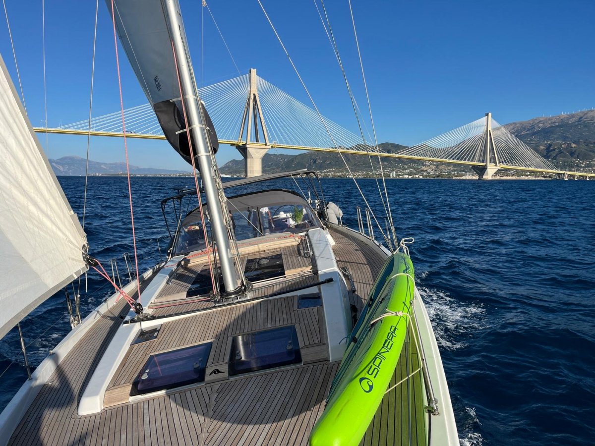 Goditi i panorami e i paesaggi marini durante il tuo viaggio in barca a vela