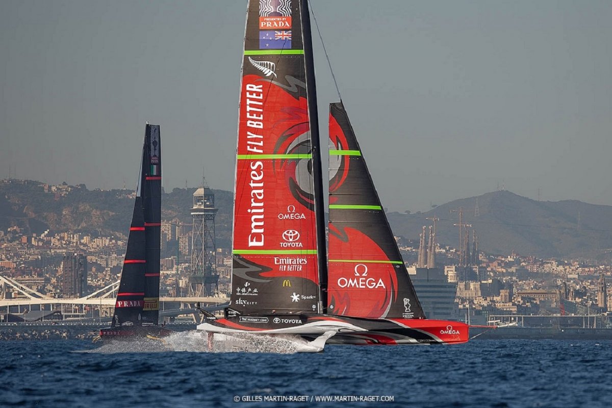 Ein Blick auf die America's Cup von einem Boot in Barcelona