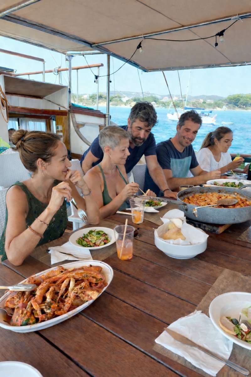 Corso di navigazione in goletta in Sardegna con tradizione gastronomica