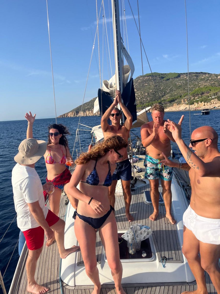 Embarcación de vela navegando en las aguas azules del Mediterráneo