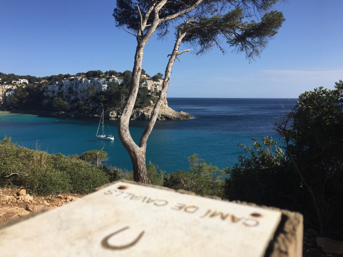Viaggio in barca a vela lungo le coste di Menorca ed escursioni nella natura