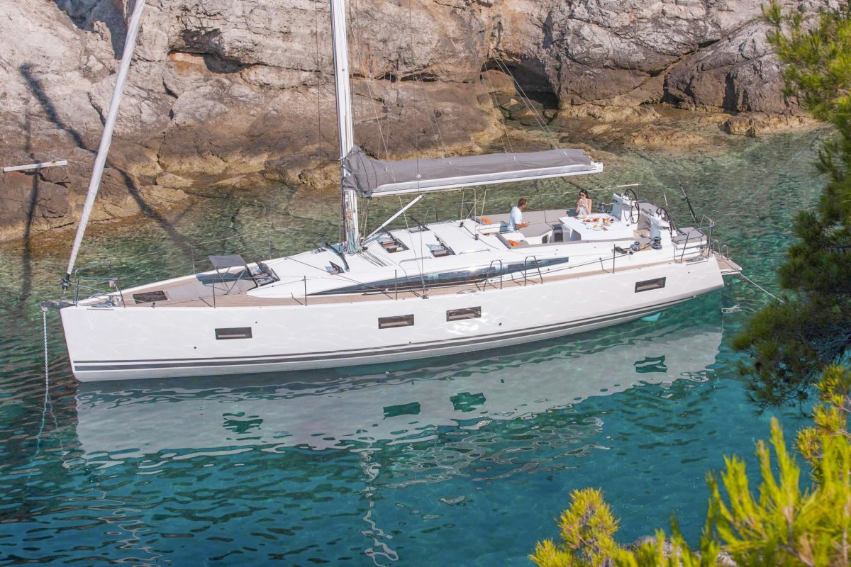 Navegando en un velero en las aguas cristalinas de Ibiza