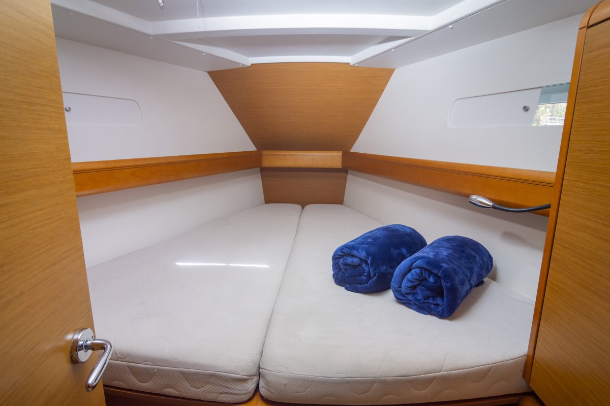 Jeanneau - 12 {{i18n.capacity}}