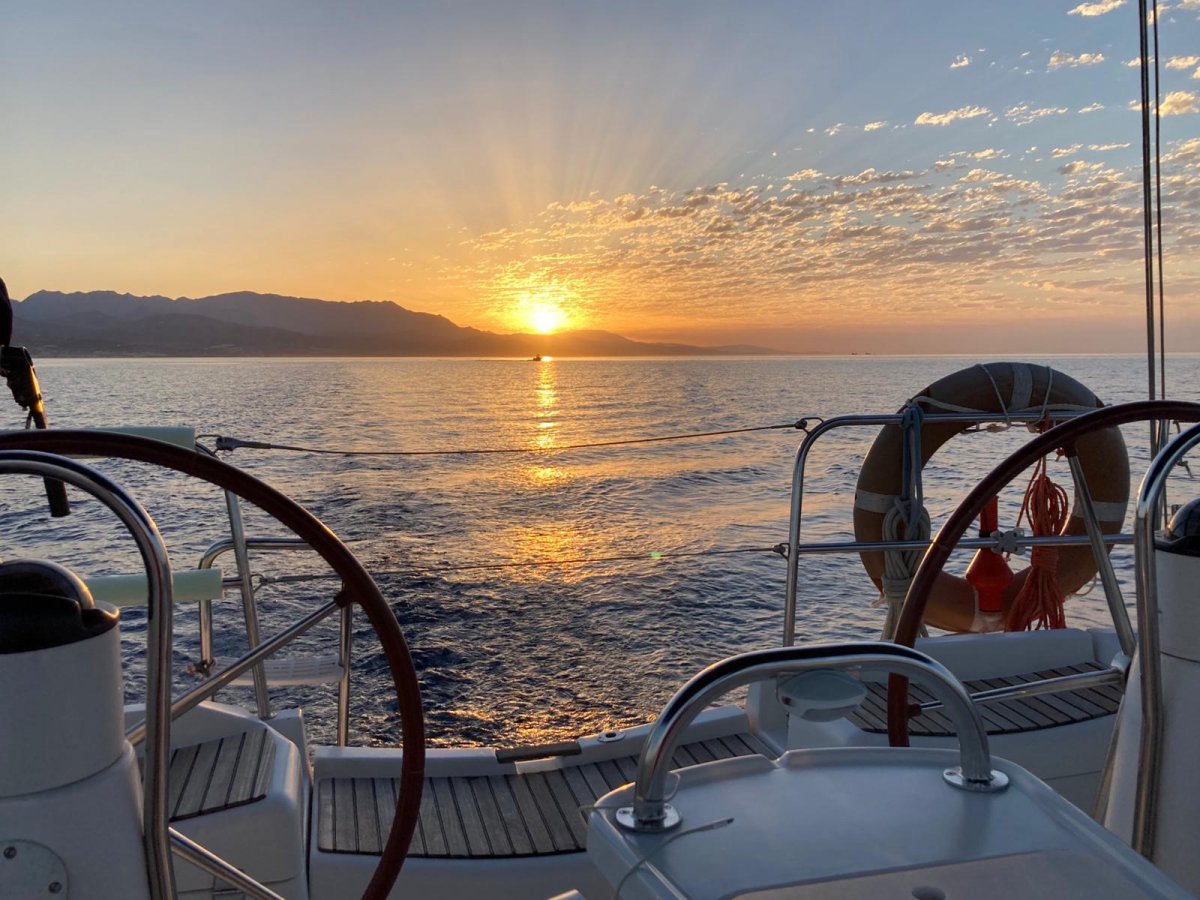 Attrezzatura di navigazione su una barca a vela nell'estuario di Vigo