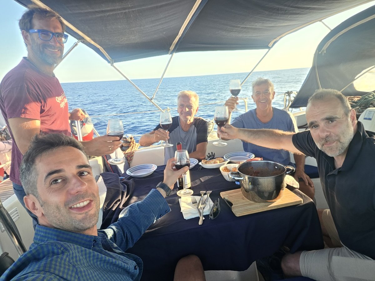 Vista aerea di una barca in mare
