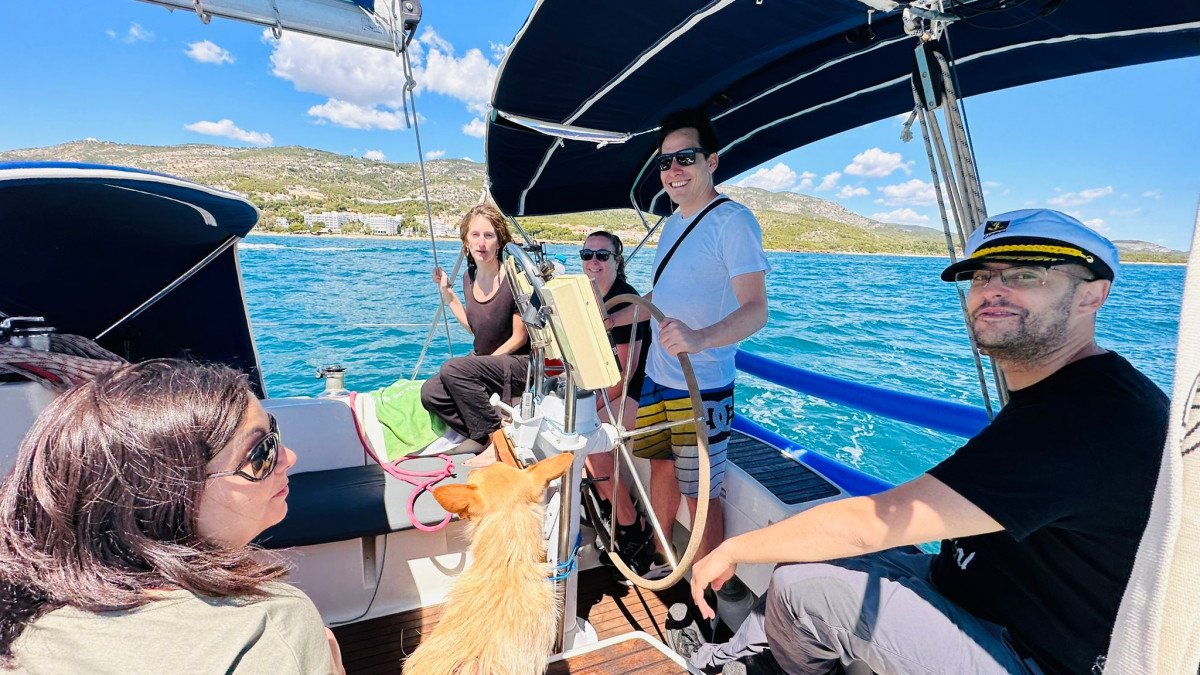 Velero a la deriva en la Bahía de Alcossebre