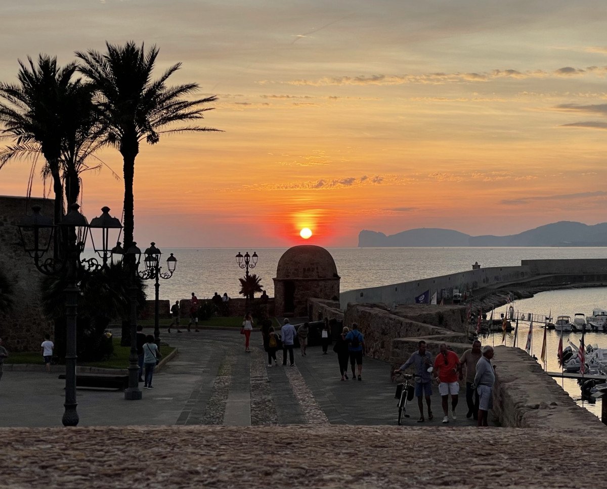 Entspannen Sie sich auf See bei einer Bootsfahrt entlang der Nordküste Sardiniens