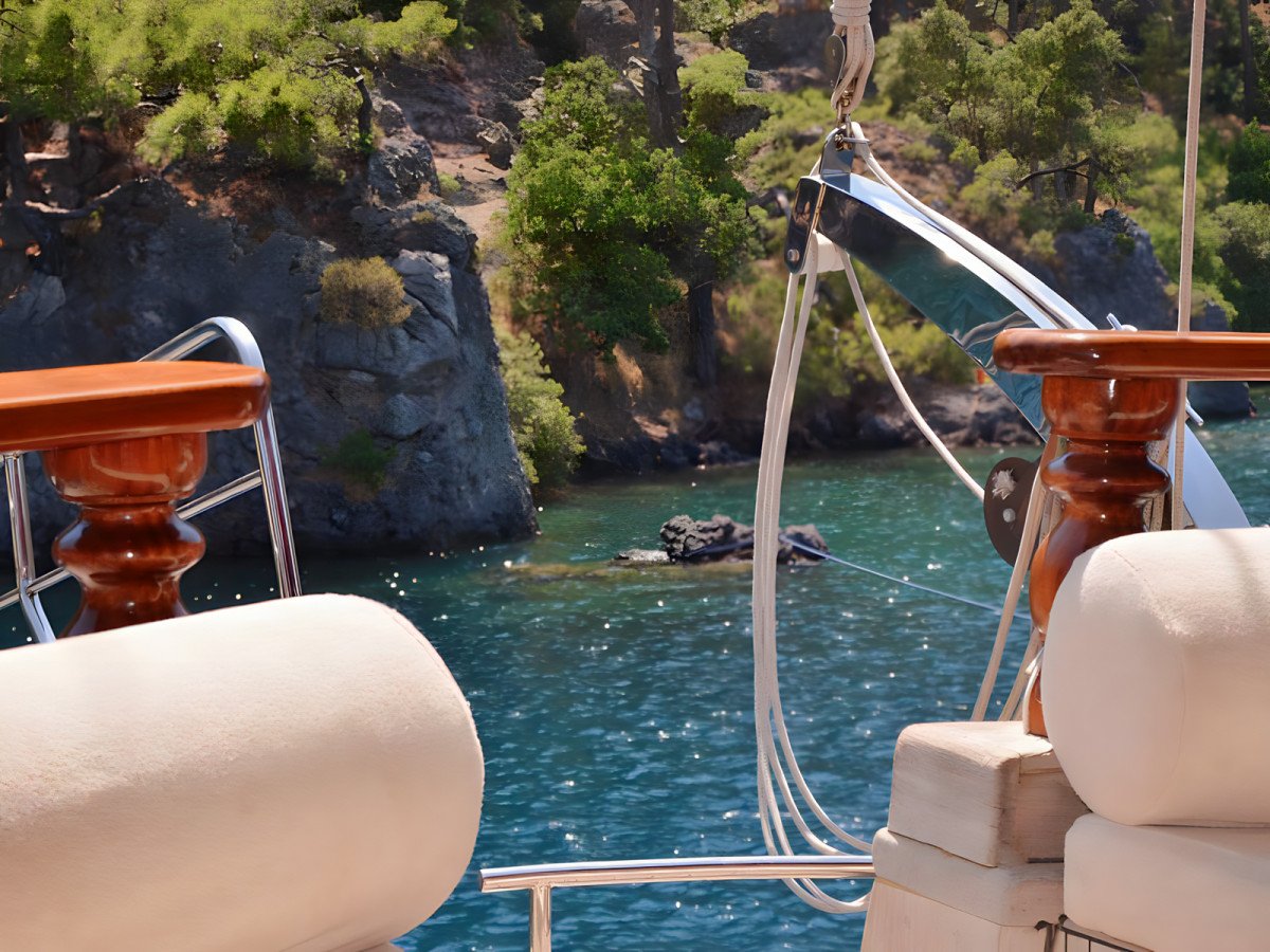 Navigando lungo le coste della Turchia su un gulet tradizionale.