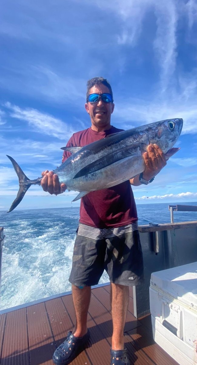 Avventura di pesca del tonno in alto mare