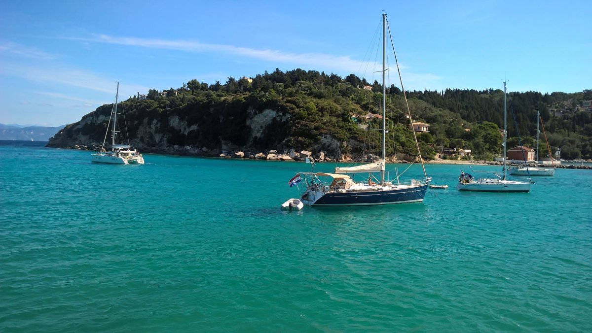 Segel durch das Mittelmeer auf einem Luxus-Yacht