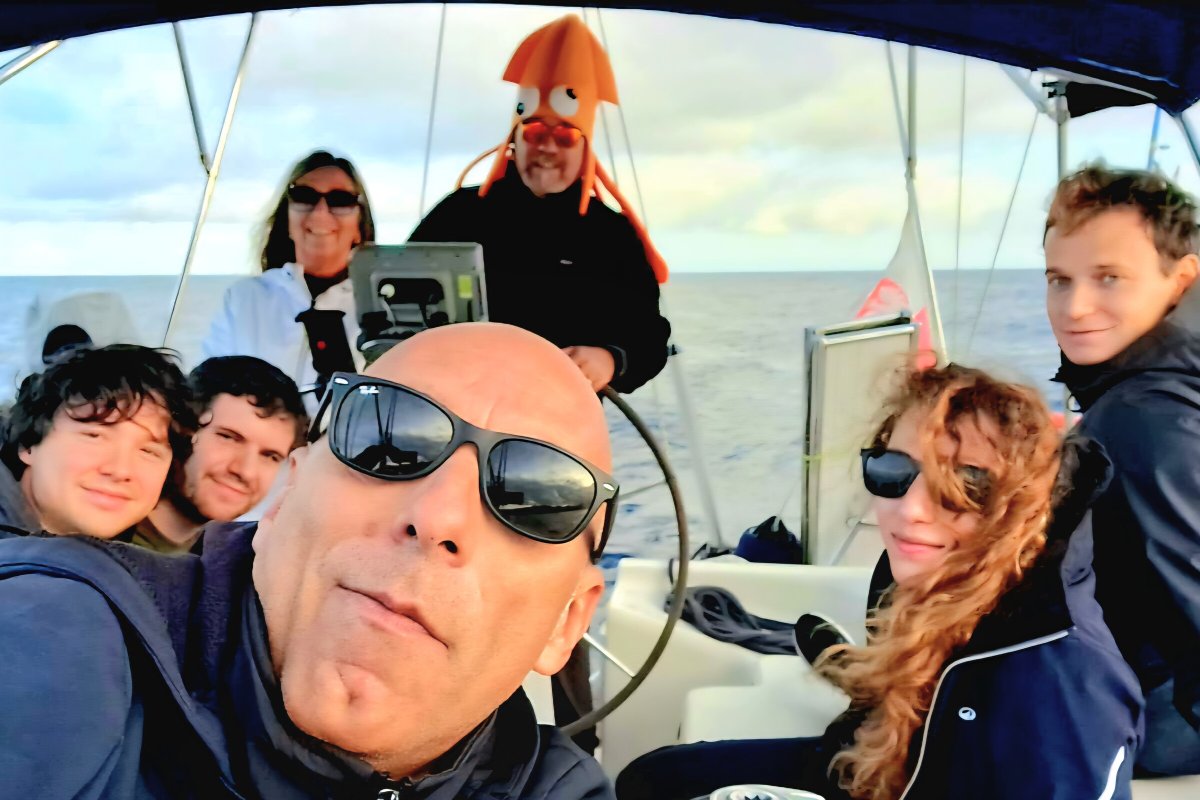 Viaje en barco a pescar calamares - Navegando en la Fiesta de Capraia