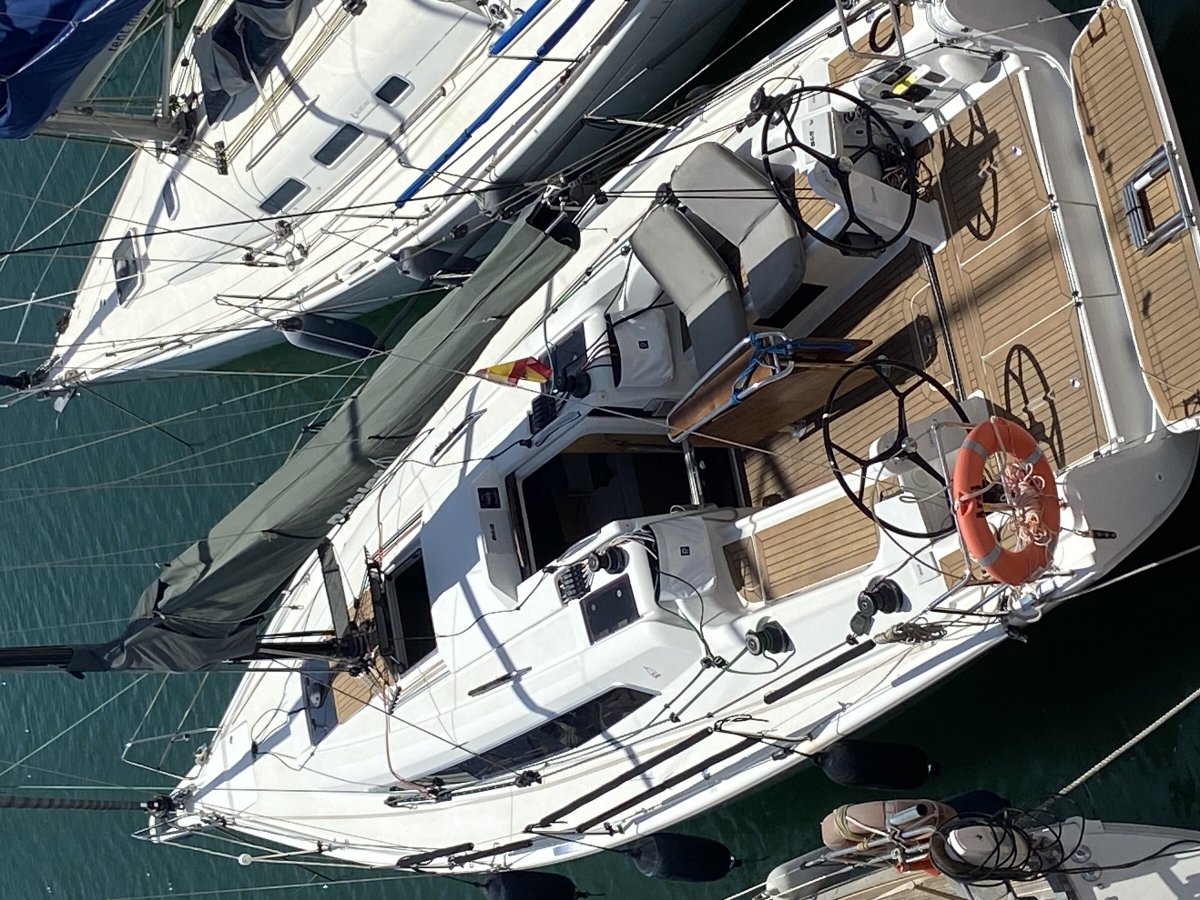 Equipo navegando en una regata en Barcelona