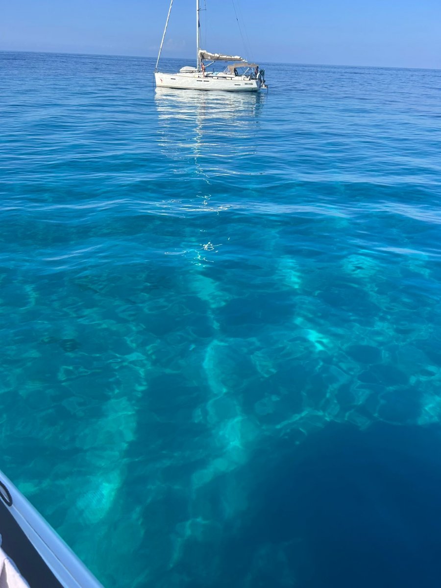 Segelkurs in der hellen Sonne des Mittelmeers