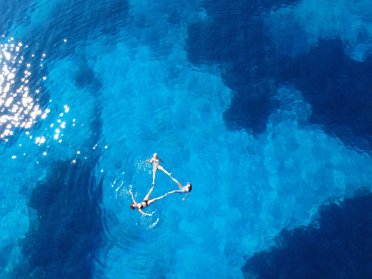 Da Milos a Santorini: le Cicladi più belle in barca a vela con skipper e cucina