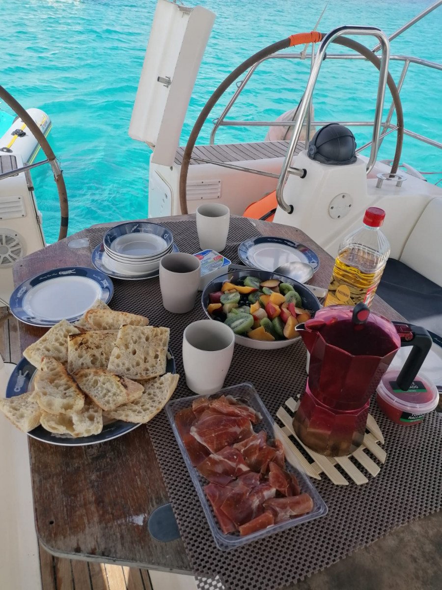 Un viaje náutico en barco desde Ibiza hasta Benalmádena, a lo largo de la costa española