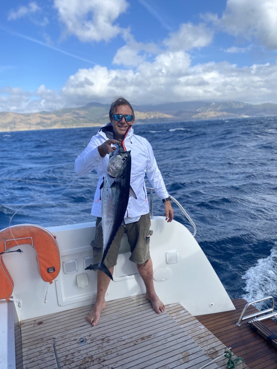 Goditi i panorami dell'Oceano Atlantico dal tuo catamarano