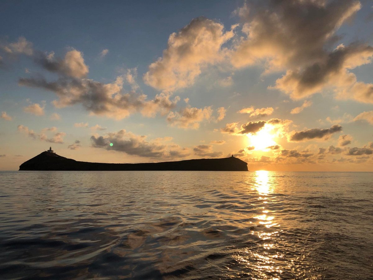 Explora las aguas azules y la belleza natural de las islas Columbretes en un viaje en barco
