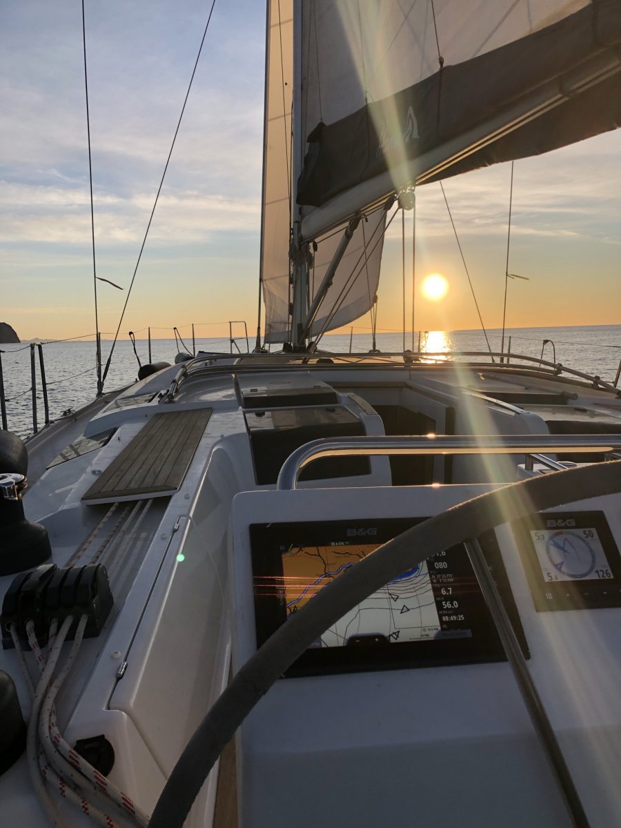 Un viaje en catamarán por las aguas cristalinas de Ibiza