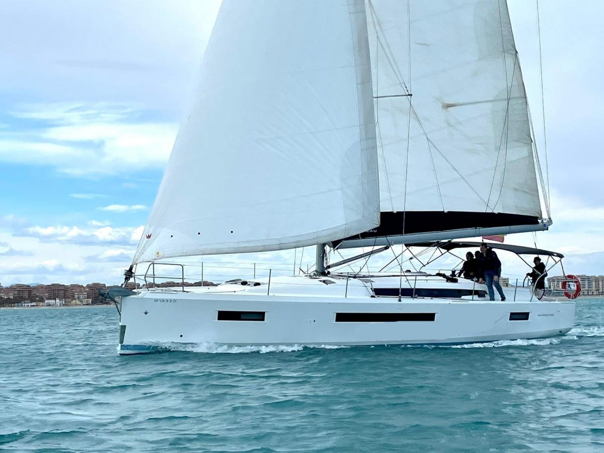 Vela en Valencia con un velero 2021 y patrón