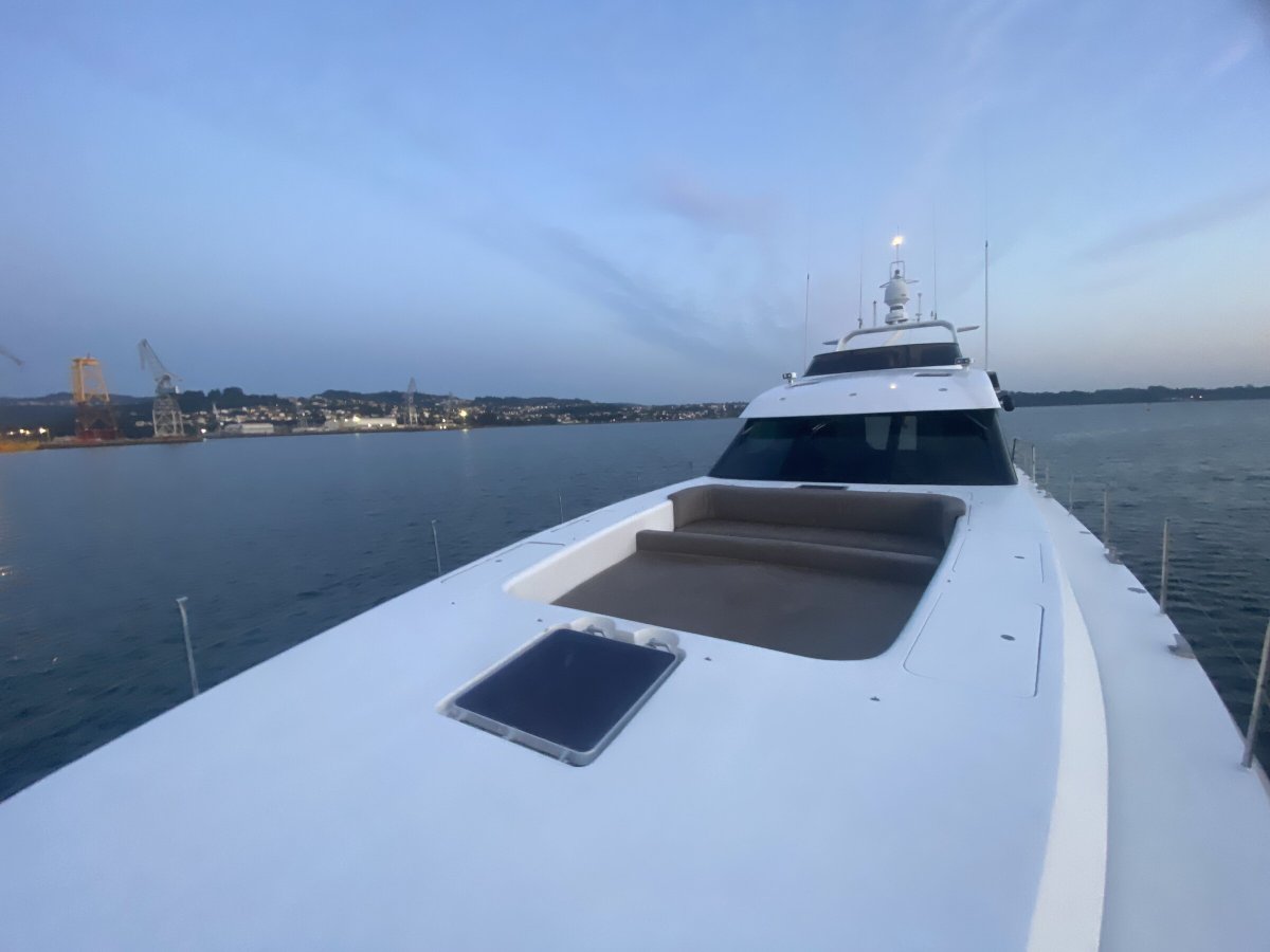 Viaje en yate de lujo de 24 metros desde Puerto Banús a Puerto Sherry