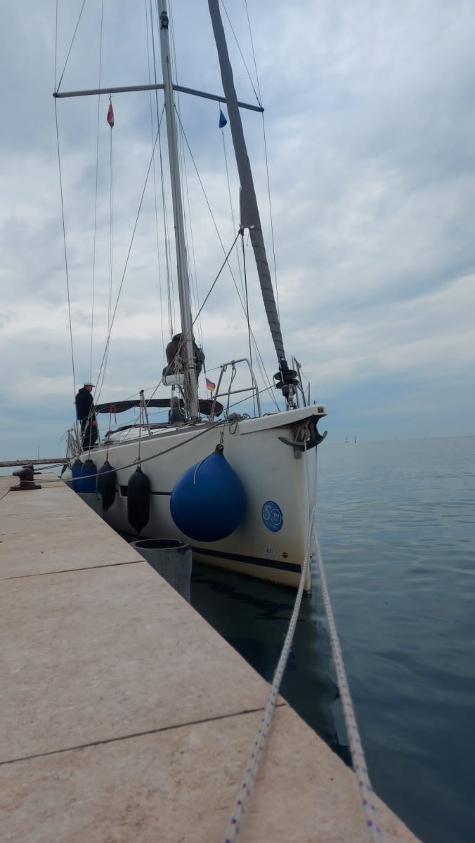 Barco de navegación en curso de entrenamiento primaveral, preparación para examen SKS