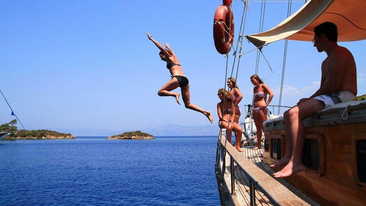 cabin-charter-sample-cabin-charter-photos-52