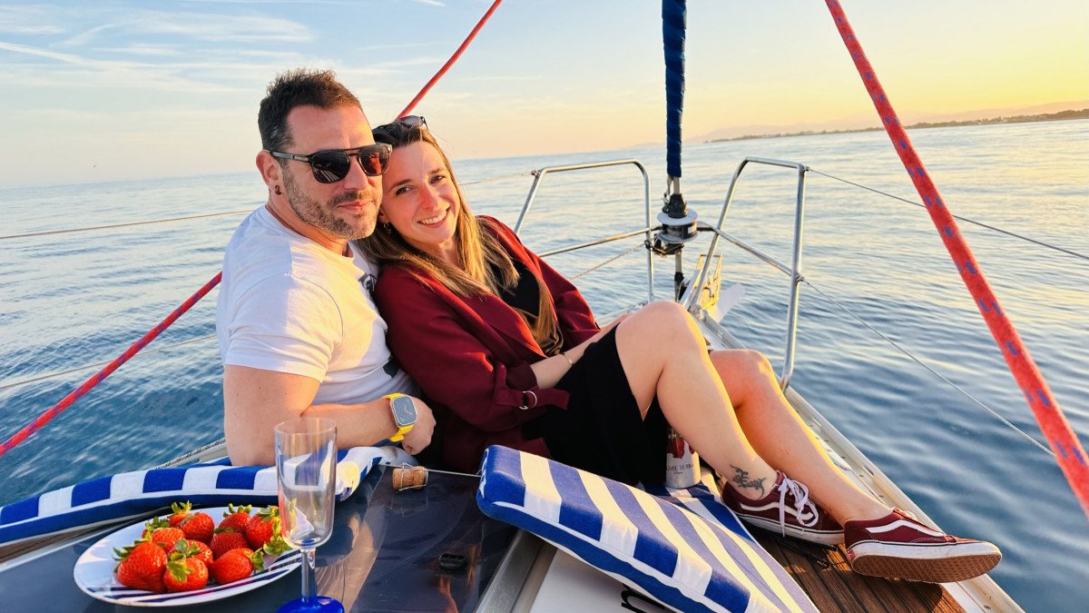 Das Segelboot segelt gegen Sonnenuntergang