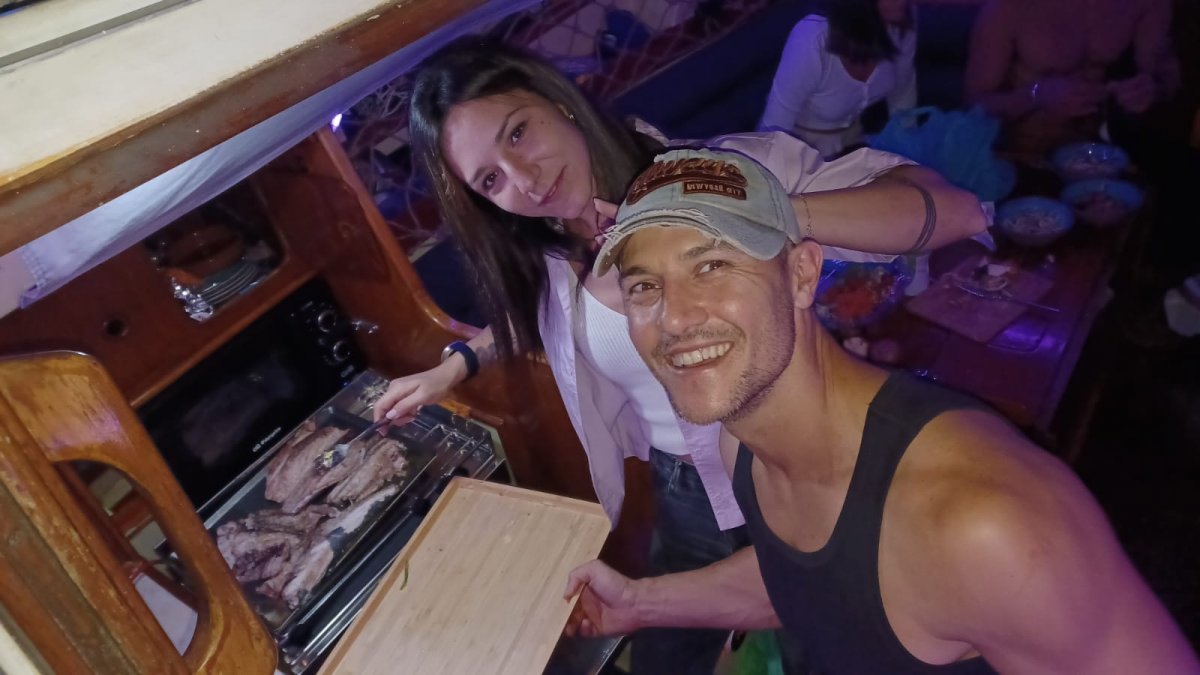 Il veliero naviga attraverso le acque blu del Mediterraneo durante il tramonto