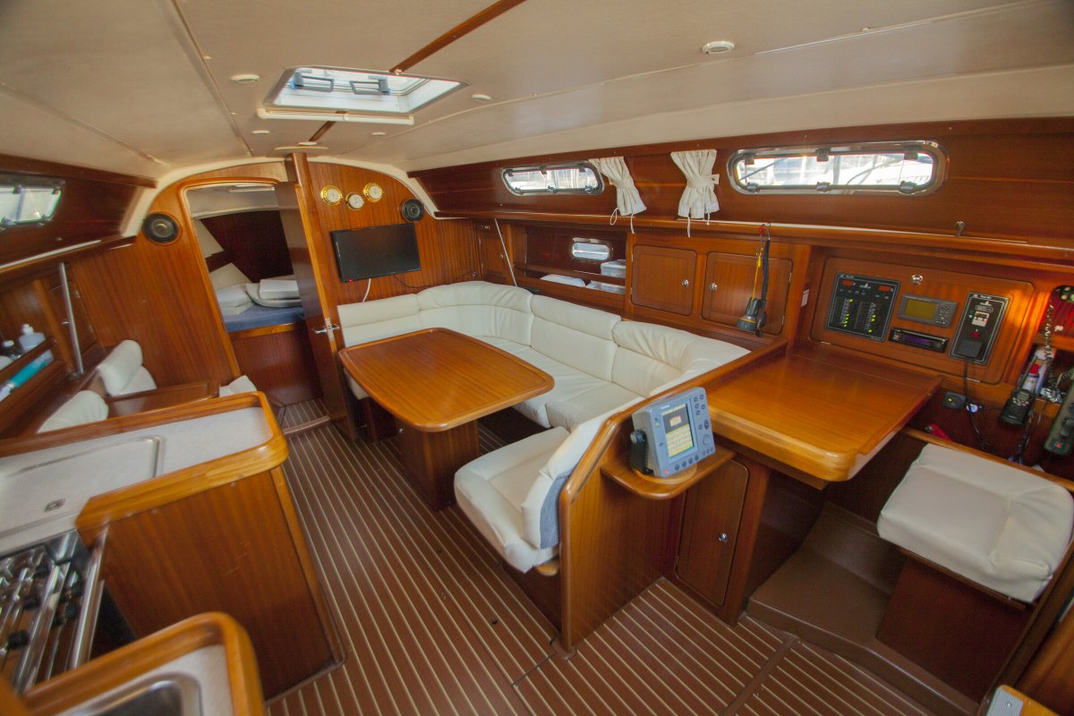 Explore the seas with confidence with our PER + Sailing Endorsement Course