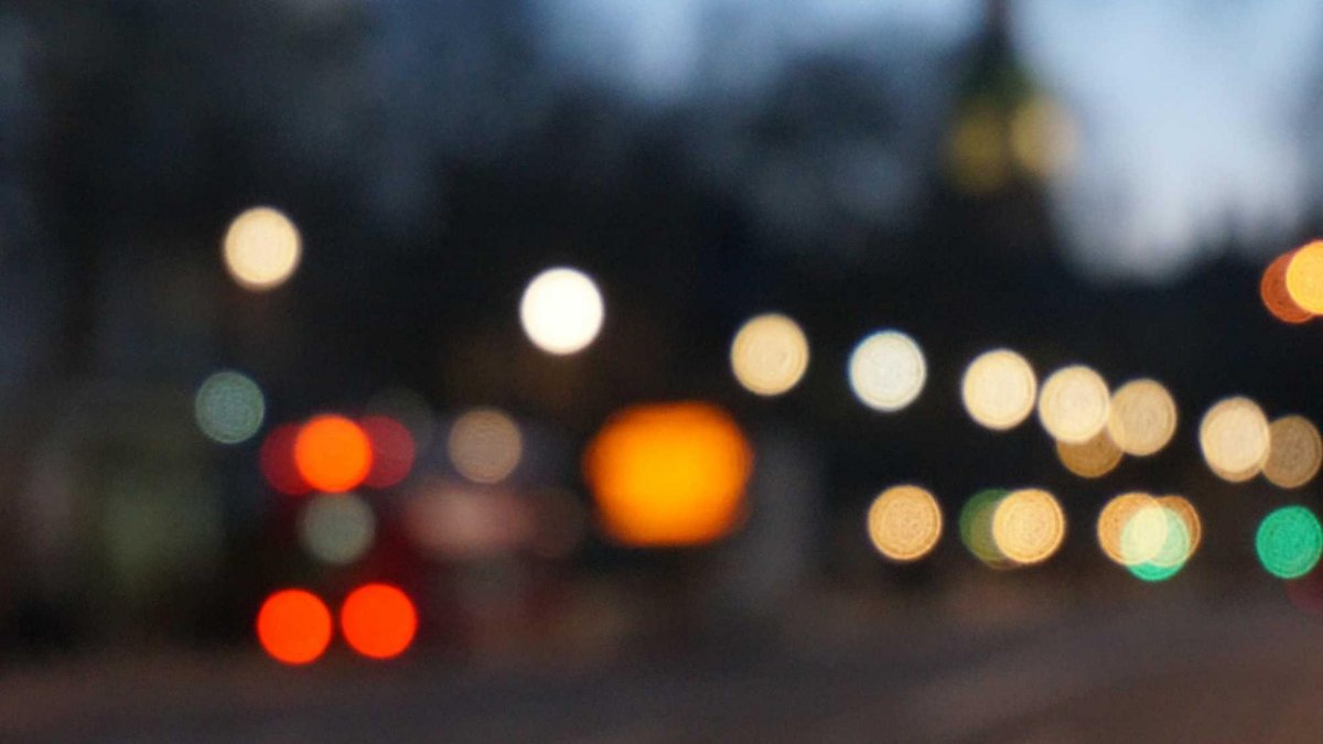 Una persona aprendiendo a navegar en un barco.