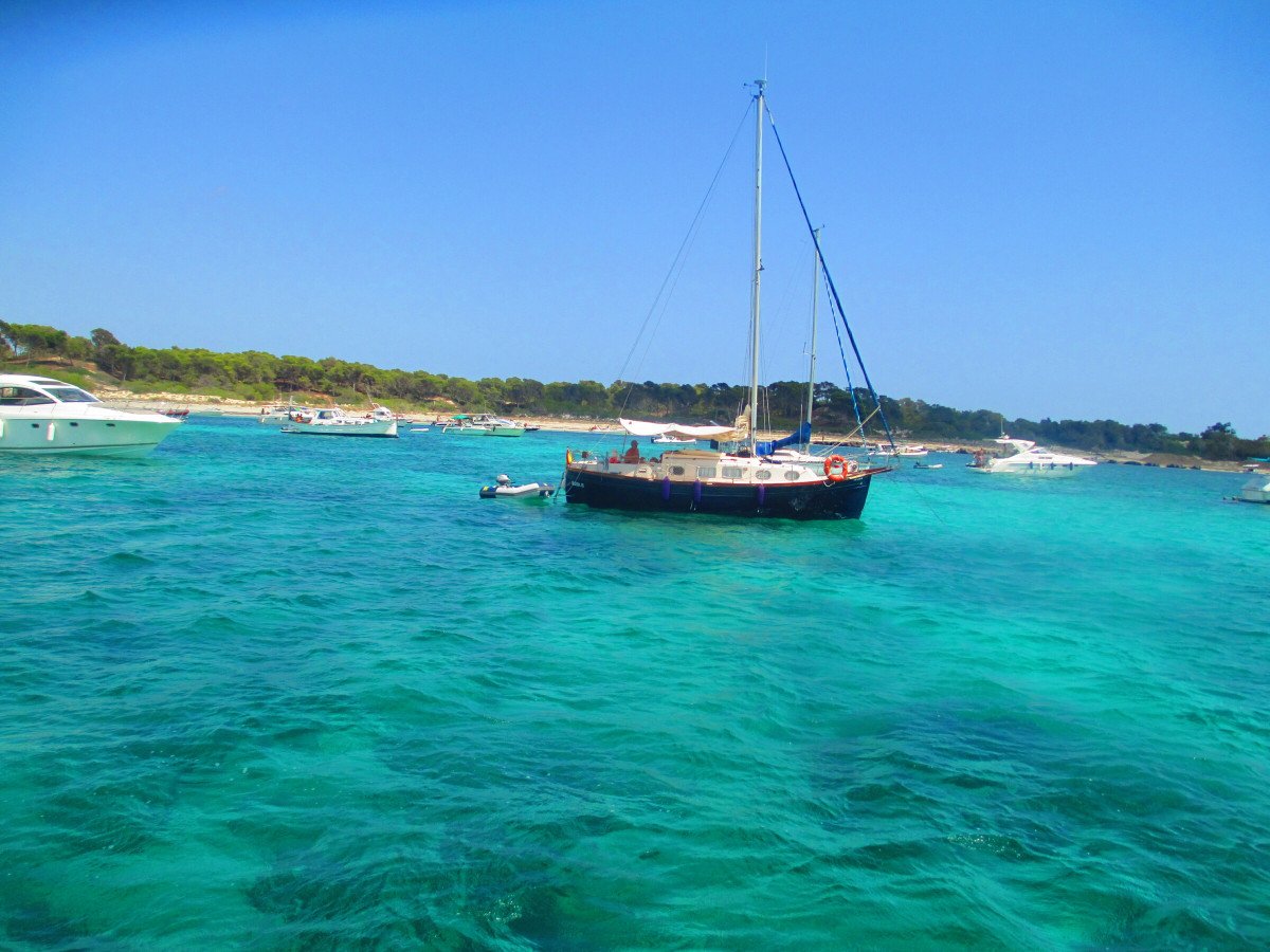 Learn to sail on a sailboat