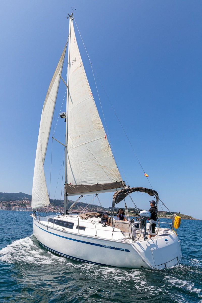 Barco de vela navegando por las Rías Baixas